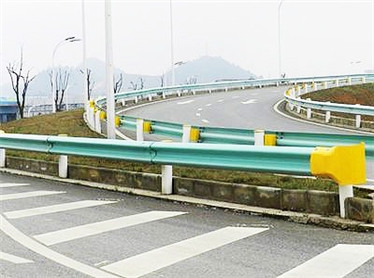 伊春公路喷塑波形护栏生产厂家